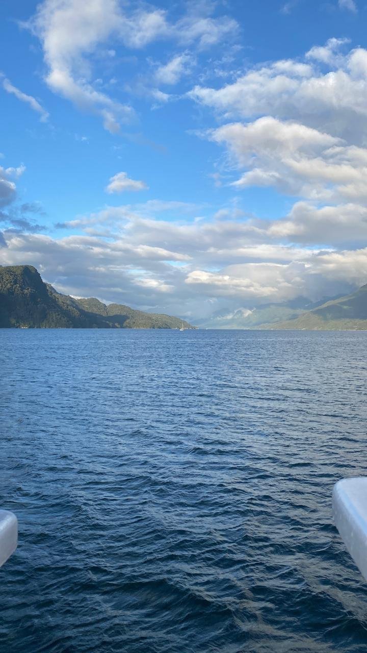 Fiordos y montañas